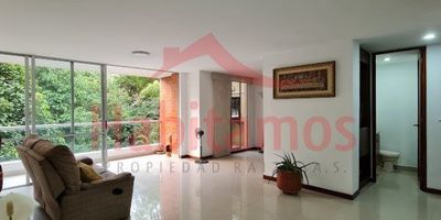 Excelente ubicación, con hermosa vista a bosque, sin ruido, para los que disfrutan de la naturaleza, el conjunto cuenta con excelentes zonas verdes.