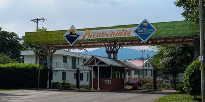 ¡Vendo Lote en Condominio Turístico SunVillage – Oportunidad de Inversión! Este lote es perfecto para construir la casa de tus sueños y disfrutar de un ambiente tranquilo y natural. Area 204M2 ( 10.20 M de frente x 20 M de fondo) . Ubicacion vía a Portrerito, Jamundi lugar ideal para descanso y recreacion.  Lote plano perfecto para proyecto de vivienda. Ambiente aire puro, canto de aves y un clima fresco con brisa en las tardes.  Tiene una adminsitracion de $114.000 vigilancia 24/7 para su tranquilidad. Entrando al condominio se encuentra un club con piscina, lago, restaurante cancha de tenis para su ingreso se requiere un pago adicional.  Ubicado a 10 minutos del centro de Jamundi , cerca a tiendas D1, supermercado Caribe y restaurantes. 

 

 
