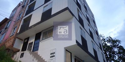 3 ALCOBAS CON CLOSET, SALA COMEDOR, COCINA SEMIINTEGRAL, ALCOBA PRINCIPAL CON BAÑO, 1 BAÑO AUXILIAR, ZONA DE ROPAS, PISOS CERAMICA.