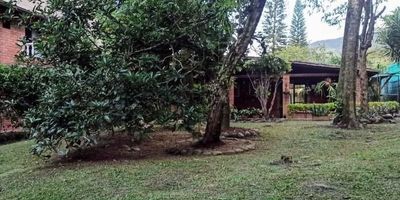 Codigo 25717. Casa en venta ubicada en Copacabana sector San Juan de La TasajeraÁrea construida 300 m2Área lote 890 m2Valor predial: $570.948 TrimestralAvalúo catastral: $82.312.622Descripción general del inmueble: * 3 Habitaciones, 1 closet * 2 baños * Sala * Cocina cerrada integral sin campana * Comedor * Biblioteca o estudio * Zona de ropas * Patio * Parqueaderos sencillos independientes * Cuarto útil * Red de gas * Servicios públicos * Agua veredal * Jardín