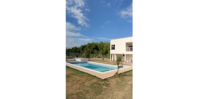 ¡Se vende hermosa casa campestre!

Características:


 6 alcobas y 6 baños
 Piscina y acceso a un río cercano
 Amplia alcoba principal con vestier grande, baño con tina y 2 balcones
 1 alcoba con su baño y tina 
 Muy iluminada con luz natural 
 Vigilancia, persianas y full acabados
 Parqueadero para 6 vehículos


Zonas comunes:


 Salón social
 Piscina para residentes


Ubicación:


 Sobre la vía Palmira-Pradera
 A solo 5 minutos de Palmira y 10 minutos de La Buitrera
 Zona de alta valorización
 
 DB

