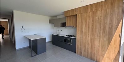 Te presento este hermoso apartaestudio ubicado en La Ceja, Antioquia, una de las zonas más atractivas y prometedoras del país. Con un área  construida y privada de 41 M2, este inmueble ofrece el espacio perfecto y necesario para vivir cómodamente.

Al entrar, te encontrarás con una amplia alcoba, ideal para descansar y relajarte después de un largo día de trabajo. Además, cuenta con un baño completo, perfecto para tu privacidad y comodidad.

La cocina integral es un sueño hecho realidad para los amantes de la cocina, para preparar deliciosas comidas y compartir en un espacio acogedor. 

No solo el interior es encantador, sino que también podrás disfrutar de una vista panorámica espectacular desde la comodidad de la terreza amplia, lumisosa y dotada con bbq  que tiene como zona común el edificio. 

Este apartaestudio también cuenta con características externas que no puedes pasar por alto. El acceso pavimentado permite un fácil y cómodo desplazamiento, y su cercanía a la zona urbana te brindará la tranquilidad de tener todos los servicios y comodidades a tu alcance.

Situado sobre una vía principal, tendrás una excelente conexión con el transporte público, lo que facilitará tus desplazamientos dentro y fuera de La Ceja. También podrás disfrutar de una amplia oferta comercial y residencial, lo que hará de tu vida en este lugar una experiencia conveniente y placentera.

No pierdas la oportunidad de adquirir este apartaestudio en una ubicación privilegiada y con todas las comodidades que necesitas. Contáctanos ahora mismo para más información y para agendar una visita. ¡Te aseguramos que no te arrepentirás!
