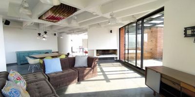 APARTAMENTO EN ARRIENDO UBICADO EN ROSALES- CHAPINERO Excelente vista a los cerros orientales y a toda la ciudad. En el primer piso encontrará una zona social amplia con grandes ventanales de piso a techo. Acabados de lujo y que resaltan en cada espacio del apartamento. Chimenea a gas, ventanería termoacústica. La cocina abierta cuando se requiere o también se puede integrar a la zona social. Este edificio ha sido concebido para una vida familiar con espacios sociales como el lounge para reuniones, terraza BBQ, salón juvenil, piscina y gimnasio.