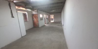 Alquilo bodega de 150m2 en segundo nivel, ideal para almacenamiento de herramienta, equipos de oficina, construcción o mobiliario etc; excelente ubicación, con parqueadero para 1 vehículo. Inf Fernanda Bastidas 3188759735