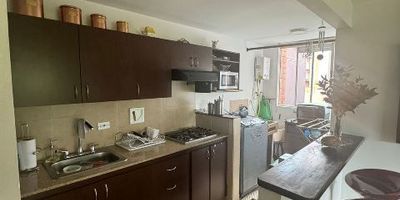 Apartamento Ubicado en el sector de cumbres, cuenta con fácil acceso debido a su buena ubicación, además está cerca del Euro de la frontera y Mall la Frontera, Centro Comercial Sao Paulo, tiendas D1, Hospital Manuel Uribe Ángel, Mall Terracina, Mall la Sebastiana y Centro comercial City Plaza.