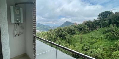 Apartamento en venta en El Trébol Manizales

Oportunidad para adquirir 92 m2 en el tercer piso con ascensor acceso pavimentado y amplia terraza, iluminado por doble ventana y vista panorámica. Ideal para familias o profesionales que buscan confort en estrato 5 con acabados en porcelanato y mármol que realzan cada espacio.

Descripción de la propiedad

La sala comedor fluye hacia la cocina integral con gas domiciliario calentador y citófono, la doble ventana aporta luz natural y ventilación constante. Tres habitaciones con armarios y clósets empotrados incluyen la principal con baño privado y depósito para optimizar el orden. El segundo baño social atiende visitas y el garaje cubierto garantiza seguridad vehicular.

Descripción del entorno y acceso

La urbanización cerrada cuenta con portería recepción circuito cerrado y vigilancia permanente, sobre vía principal con transporte público cercano. Áreas sociales como salón comunal parqueadero para visitantes y centros educativos a pocos minutos aportan conveniencia y estilo de vida.

Contáctanos

Escríbenos por WhatsApp para agendar tu visita y resolver tus dudas sobre este apartamento en El Trébol Manizales. Nuestro equipo ofrecerá atención cercana y asesoría personalizada para facilitar tu compra.
