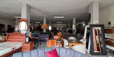 Te presentamos una bodega  ubicada sobre la Avenida Simon Bolivar en Itagui. Este inmueble destaca por su buena altura y su gran capacidad de energia trifasica, lo que la convierte en una opcion excelente para tus operaciones comerciales o industriales. Su estrategica ubicacion y caracteristicas tecnicas hacen de este espacio una oportunidad unica. No dejes pasar esta oportunidad!