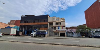 Te presentamos en segundo nivel  ubicada sobre la Avenida Simon Bolivar en Itagui. Este inmueble destaca por su buena altura y su gran capacidad de energia trifasica, lo que la convierte en una opcion excelente para tus operaciones comerciales o industriales. Su estrategica ubicacion y caracteristicas tecnicas hacen de este espacio una oportunidad unica. No dejes pasar esta oportunidad!