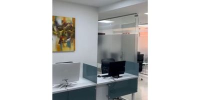 Oficina con area de 86 M2 ubicada en un tercer piso, cuenta con baño y cocina, 2 parqueaderos, la oficina es amplia, gran iluminacion, pisos en baldosa, divisiones en vidrio templado, dos divisiones de archivo adaptados en el segundo piso, el edificio cuenta con monitoreo y vigilancia 24/7, salones comunales, parqueadero de visitantes. En la zona se encuentran centros comerciales, colegios, transmilenio, cerca al aeropuerto el Dorado.

