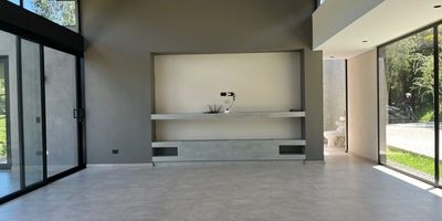 Casa para arriendo/venta en unidad cerrada. Esta ubicada en sector muy campestre y tranquilo, de poco flujo vehicular, con facil acceso desde via principal pavimentada con conexion a servicio complementarios. Cuenta con un solo nivel y ventanales piso techo para optima ilumacion, tiene piso en porcelanato y madera laminada, area social con salacomedor amplia y con conexion para chimenea, cocina integral abierta tipo americano. Tiene 3 alcobas, vestier y baño en la principal, baño social, excelente vista a zona verde, salida a terraza con jardin y lote de gran extension (aprox 2.554m); parqueaderos independientes cubiertos. Conjunto cerrado con vigilancia privada, citofonia, porteria 24 hrs y circuito cerrado de tv.  *Inmuebles sujetos a verificación de disponibilidad.*
