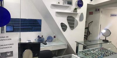 CÓDIGO: 8873 Se vende espectacular local en centro comercial, primer piso, salida al palo, adecuado para óptica, tiene consultorio y mezanine, parqueadero 24/7, recibe propiedad de menor valor. Ubicado en un sector estratégico, rodeado de un flujo constante de personas y con fácil acceso a estacionamiento y transporte público, este lugar promete visibilidad y tráfico para tu negocio. ¡Contáctenos hoy para programar una visita! Para descubrir más acerca de las increíbles propiedades que ofrecemos, te invitamos a visitar nuestra página web: https://www.rentamospropiedadraiz.com/