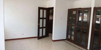 En el corazón de la ciudad, se encuentra esta elegante oficina de 82 metros cuadrados, ubicada en tercer piso sin ascensor, distribuida en 4 espacios y equipada con 2 baños sin ducha , 1 baño completo, cocineta,zona de oficios, para mayor comodidad. Con una ubicación privilegiada , este espacio ofrece un ambiente profesional y funcional para cualquier tipo de negocio. Sus amplios ventanales permiten la entrada de luz natural, creando un ambiente luminoso y acogedor. Ideal para aquellos que buscan un lugar exclusivo para trabajar y recibir a sus clientes. ¡Haz de esta oficina el lugar perfecto para hacer crecer tu negocio!, contacto AMPARO  3163225751