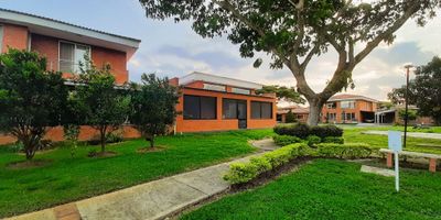 Esta elegante y moderna casa  de un piso se encuentra ubicada en la tranquilidad y belleza en El Castillo en Jamundí, Valle del Cauca. Con un área de terreno de 454 M2, esta propiedad ofrece un amplio espacio para vivir cómoda y lujosamente. Cuenta con un área privada de 320 M2, convirtiéndola en una opción ideal para aquellos que buscan privacidad y exclusividad en su hogar.

Al ingresar a la casa, encontrarás una distribución espaciosa y bien iluminada, con acabados de alta calidad y un diseño moderno que combina el confort con el estilo. Esta propiedad cuenta con 3 acogedoras alcobas, cada una con su propio baño generando comodidad individual de cada miembro de la familia y amplios clósets, lo que garantiza un almacenamiento adecuado, disfrutando de comodidad y calidad en todos los sentidos. Además, cuenta con un baño auxiliar, ideal para visitas o para uso general en el hogar. La cocina es uno de los espacios más importantes en una casa, y en esta propiedad no es la excepción. Con una moderna cocina integral y una barra de estilo americano, cada momento en la cocina se convierte en una experiencia única y agradable. Cuenta con estudio, ideal para trabajar desde casa o para los amantes de la lectura. La casa también cuenta con calentador y una gran terraza y estadero. Además, cuenta con aire acondicionado para cada espacio de la casa, garaje cubierto para 3 vehículos, con punto para cargador rápido para carro eléctrico,   jardín y algibe para el riego del jardín. En cuanto a las características externas, esta propiedad  está rodeada de zonas verdes que ofrecen un ambiente campestre y natural.

Esta casa se encuentra en una ubicación interior, lo que le brinda mayor privacidad y un ambiente tranquilo. Además, se encuentra en una urbanización cerrada con vigilancia, garantizando seguridad y tranquilidad de sus residentes. También cuenta con una amplia área social, parqueadero para visitantes, piscina, ideal para relajarse y d