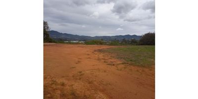 Lote disponible para la venta en la Ceja, cuenta con buena ubicación, cómodas vías de acceso. Código de inmobiliaria No. 5467854
