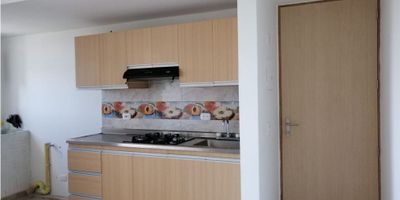 Hermoso apartamento para la venta en Rionegro, es en unidad cerrada totalmente terminado con acabados modernos, la unidad tiene piscina, parque infantil, zona de mascotas, zona de BBQ, turco, transporte publico que va hasta la unidad, cerca al Hospital San Juan de Dios, con vías rápidas para salir al Porvenir y al Aeropuerto. Código de inmobiliaria No. 6243157

