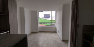 ? ¡Venta de Apartamento Cerca del Parque de la Mujer en Manizales!

Descubre este moderno apartamento para estrenar, ubicado cerca del Parque de la Mujer en Manizales. Ideal para quienes buscan comodidad, estilo y una excelente ubicación en un entorno privilegiado.

? Espacios Funcionales: Con un área de terreno de 43.5 m², este apartamento en el segundo piso ofrece una distribución inteligente que incluye una sala comedor, 2 habitaciones con clósets y 2 baños completos. La habitación principal cuenta con baño privado, y hay un baño auxiliar adicional para mayor comodidad.

?️ Comodidades del Apartamento: La cocina semi integral con barra estilo americano está equipada con gas domiciliario y calentador, garantizando eficiencia y confort. Además, el apartamento dispone de una zona de ropas y los suelos en cerámica/mármol aportan un toque elegante y fácil de mantener.

? Características Adicionales: El apartamento admite mascotas, permitiendo que todos los miembros de la familia se sientan como en casa. Cuenta con citófono/intercomunicador y acceso pavimentado, asegurando practicidad y seguridad.

? Servicios del Conjunto Residencial: El conjunto cerrado ofrece vigilancia y portería las 24 horas, parqueadero comunal para visitantes, gimnasio, ascensor, salón social y áreas comunes bien mantenidas. Todo lo que necesitas para disfrutar de una vida activa y social.

? Entorno y Ubicación: Situado en una zona residencial de estrato 5, este apartamento está cerca de colegios, universidades y parques, y tiene fácil acceso a transporte público y vías principales. La cercanía a servicios educativos y recreativos hacen de este lugar una opción ideal para familias y profesionales.

? Zona Privilegiada: Ubicado en un entorno tranquilo y seguro, este apartamento cerca del Parque de la Mujer es perfecto para quienes buscan un ambiente acogedor y bien conectado, sin sacrificar la comodidad y accesibilidad a servicios esenciales.

ð