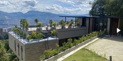 Si estás buscando la tranquilidad y la comodidad de la vida en Medellin lejos del caos pero cerca a la ciudad, entonces esta casa es para ti. Esta propiedad cuenta con un área privilegiada de 3163 M2 de terreno, esta casa campestre te ofrece todo lo que necesitas para vivir en armonía  sin sacrificar las comodidades modernas. Con un área construida de 600 M2, y una zona privada de la misma medida. 

Dentro de la casa, contarás con 4 amplias alcobas, perfectas para acomodar a toda tu familia e invitados. Además, 5 baños completos garantizan la privacidad de todos los miembros de la familia. En la habitación principal encontrarás un baño privado y exclusivo, perfecto para relajarte después de un largo día de trabajo.

Uno de los mayores lujos de esta casa es la vista panoramica a la ciudad, una piscina y unas areas sociales que te permitiran lucirte con las visitas, y vivir una expereincia de comodidad y lujo al mismo tiempo.

No lo pienses más y haz de esta casa campestre tu nuevo hogar. Con todas estas características y comodidades en un espacio de 600 M2, no durará mucho en el mercado. ¡Contáctanos hoy mismo!
