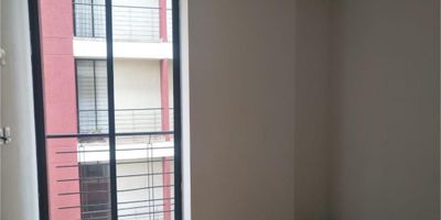 Les presentamos este lindo apartamento, un lugar lleno de luz,  con espacios cómodos y funcionales, ubicado en una zona residencial tranquila, el lugar ideal para compartir con sus invitados. Localizado  en un edificio que le brindara un gimnasio, parque infantil, con espacios agradables. Cuenta con excelentes vías de acceso, en un lugar cerca de universidades,, museos, gastronomía entre otros. Contáctenos y agende su cita.