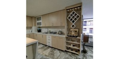 Apartamento disponible para la venta en Envigado, cuenta con ascensor, tiene espacios bastantes amplios, 4 alcobas, 2 patios uno de ellos se acondicionó como sala de televisión, acabados modernos, muy cerca al parque principal de Envigado. Código de inmobiliaria No. 6860163
