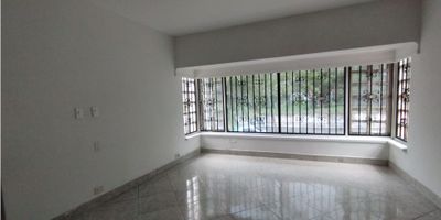 Casa disponible para la venta en Envigado, cuenta con espacios muy amplios, muy bien distribuida, exelente ubicación, espacios muy amplios. Código de inmobiliaria No. 7468465
