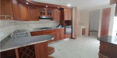 Espectacular casa en unidad cerrada, cuenta con espacios muy amplios, iluminada, sin ruido de avenidas principales, está en excelente estado en general lista para habitar, tiene 3 niveles cuenta con 4 Alcobas y 4 baños completos, medio baño social, alcoba del servicio con baño, sala y comedor independientes. Patio, 1 parqueadero cubierto para carro y motos. Y puede parquear otro carro afuera descubierto. cocina integral cerrada. La unidad es muy agradable, familiar, y muy comercial por su ubicación estratégica. Cerca al mall villa grande, casa museo otra parte, calle de la buena mesa, estación del metro ayurá, mall complex, a 5 minutos del viva, clínica las américas. Muy buen transporte público. Código de inmobiliaria No. 8167675
