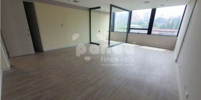 Oficina disponible para alquiler en Medellin, cuenta con espacio ideal para oficinas o prestación de servicios. Código de inmobiliaria No. 8159409
