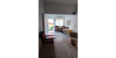 Casa para la venta en Guatapé amplios espacios, queda a 3 cuadras del parque principal, 3 habitaciones amplias, obra blanca terminada, está en vía principal, cómodas vías de acceso, transporte público constante. Código inmobiliaria 7233172 
