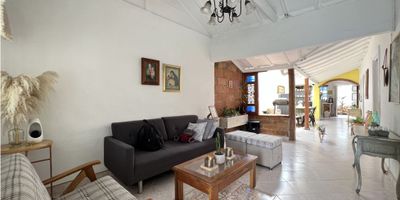 Casa disponible para la venta en Sabaneta, se encuentra ubicada a pocos metros de la av. Regional y la av. Las vegas, sector de gran desarrollo. Casa lote sobre la cual se pueden construir 5 pisos. Código de inmobiliaria No. 7607206
