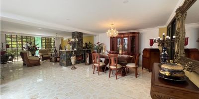 casa con espacios muy generosos, ubicado en zona campestre de sabaneta, cuenta con 3 niveles, en el primer nivel se encuentra la sala,, comerdor, patio, cocina, zona de ropas y balcon, en el segundo nivel: 3 alcobas cada una con baño, biblioteca y balcon de la alcoba principal y en el ultimo nivel se encuentran 120 mtrs de zona verde, 2 alcobas y un estudio muy amplio. SE PERMUTA PARTE DEL PRECIO. Código de inmobiliaria No. 7525512
