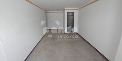 Local disponible para alquier en Envigado, tiene espacio ideal para oficinas o prestación de servicios. Código de inmobiliaria No. 7985302
