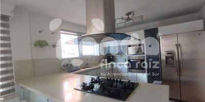 Casa de tres niveles, patio muy amplio, todas las Alcobas con baño privado, cerca de el restaurante Ato viejo, Hotel intercotinental, facilidad de transporte. Codigo Inm. 8179001
