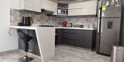 Casa en segundo piso disponible para la venta en Envigado, se encuentra en una ubicación muy central, a pocas cuadras del parque principal de Envigado, remodelada con espacios amplios y muy bien distribuidos, en la terraza tiene una especie de apartamento rústico con dos habitaciones, patio y cocina. Código de inmobilaria No. 7418895
