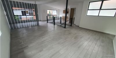 Local  Envigado andalucia 2 piso esquinero ideal para oficinas ,spa,restaurante,  espacios amplios e iluminados con 2 baños divisiones 2 cocinetas piso porcelanato  Código de inmobiliaria No. 8043182
