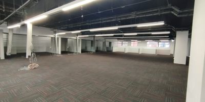 Este impresionante local de 700 m se encuentra en un piso alto, ofreciendo vistas panoramicas que destacan la belleza del entorno. Su excelente ubicacion en una zona de alto trafico asegura visibilidad y accesibilidad para clientes. Con un diseno versatil, es ideal para diversas actividades comerciales, desde oficinas hasta tiendas de lujo. La luminosidad natural que entra por sus amplios ventanales crea un ambiente atractivo y acogedor. No pierdas la oportunidad de establecer tu negocio en este espacio excepcional!