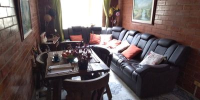 Apartamento de excelente ubicación en San Mateo Soacha, en el conjunto oasis de San Mateo etapa 1 y 2 cuenta con piscina salón comunal y parques infantiles, ubicado en la K 14 E 32b 01 In 11 Apto 101, dos alcobas baño sala comedor cocina y parqueadero. $ 120 millones.