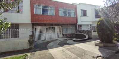 Descubre esta elegante casa ubicada en , con 4 habitaciones y 3 baños distribuidos en 255 metros cuadrados. construidos aproximadamente, esta propiedad ofrece comodidad y amplitud para su familia. casa de dos pisos con amplias zonas sociales, sala comedor, patio interior decorado , garaje integrado a la zona social, haciendo esta área muy amplia, cocina con dos alacenas, alcoba de servicio con baño, patio de ropas. Segunda planta, cuatro alcobas amplias, principal con baño, y estar de televisión.  No pierdas la oportunidad de vivir en este exclusivo hogar.  Cerca de zonas deportivas, estadio, piscinas, clínicas, centros comerciales y de la Iglesia del Templete. ¡Contáctanos ahora para más información! JM Inmobiliaria 6026610000