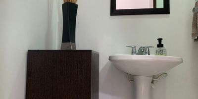 Oficina para venta en edificio empresarial. Ubicacion estrategica sobre via principal con facil entrada y salida, conexion a rutas de transporte publico y cercania a multiples servicios complementarios. Cuenta con piso en porcelanato, es un espacio abierto y amplio, tiene ventanal con salida a balcon de vista externa, baño privado, cocineta, cableado de red, aire acondicionado privado y parqueadero cubierto. Edificio con ascensor, vigilancia privada, porteria 24 hrs, citofonia, circuito cerrado de tv, bahia de parqueo y parking visitantes sin costo, auditorio, baños comunales y planta electrica. 