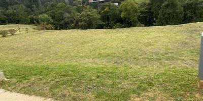 Lote en venta en Envigado, Alto de las palmas. En zona exclusiva en el alto de las palmas, con vía al aeropuerto José María Córdoba, parcelación de 31 lotes, con acceso pavimentado internamente y redes eléctricas subterráneas. 