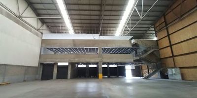 Bodega para arrendamiento, en el sector de guarne, cerca al hipódromo, tiene un área total de 3.094 mt2 distribuidos así, primer nivel 2.263 mt2, segundo nivel oficinas 415 mt2, tercer nivel 415 oficinas, cuenta con una altura de 12 mts, energía trifásica de 37.5 kva, pisos en cemento reforzado con capacidad para 2 toneladas por metro cuadrado, red de gas a punto cero, la bodega cuenta con red contra incendios en punto cero, construida para empresas con riesgo bajo, categoría iii. 4 muelles de carga y rampa para acceso vehicular al interior de la bodega.