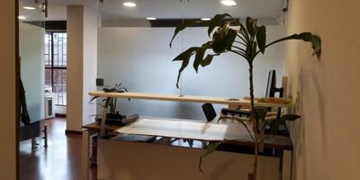 OFICINA EN VENTA UBICADA EN EL CHICO - CHAPINERO Con amplios espacios, iluminada, se encuentra ubicada en una de las zonas corporativas más importantes de Bogotá, cableado estructurado, baño privado, 1 garaje, cuenta con vías de acceso como la carrera 11, carrera 15, calle 93, parque de la 93,centro 93, centros comerciales Andino, el retiro, Atlantis. Para más información, contacta a Lucy Contreras Garavito al número 3214284123. ¡Haz de este espacio el nuevo hogar de tu empresa!