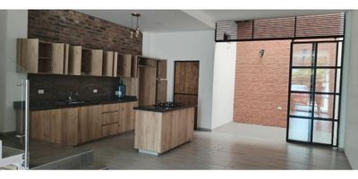 Casa ubicada en Arauca, ciudad capital del departamento de Arauca en Colombia, conocida por ser un importante centro de actividad económica y comercial para la región, lo que la convierte en una excelente opción para establecer tu hogar y emprender nuevos negocios.

Con un área construida de 250 M2, esta amplia y cómoda casa es ideal para una familia numerosa o para aquellos que buscan tener un espacio generoso para vivir y trabajar.

La propiedad cuenta con 3 alcobas, perfectas para acomodar a todos los miembros de la familia, cada una con baño propio para mayor privacidad y comodidad. Asimismo, cuenta con 2 garajes, proporcionando un lugar seguro y protegido para tus vehículos.

En cuanto a sus características internas, esta casa es amigable con las mascotas, por lo que podrás disfrutar junto a tu fiel compañero sin preocupaciones. Además, cuenta con armarios empotrados en todas las habitaciones, lo que ayuda a mantener el orden y ahorra espacio. Dispone de un balcón con una vista panorámica que te permite disfrutar del entorno y relajarte en cualquier momento del día.

Su barra estilo americano en la cocina, junto con la doble ventana en la sala de estar, brinda una sensación de modernidad y luminosidad en el ambiente. También cuenta con calentador para tu comodidad en la época de invierno y closets para un almacenamiento más organizado. Adicionalmente, su cocina integral está equipada con despensa, haciendo más fácil la organización de tu hogar.

Otras comodidades incluyen el suelo de cerámica/mármol que facilita la limpieza y el mantenimiento, así como la zona de lavandería que te permite realizar tus tareas domésticas sin interrumpir tus actividades diarias.

La casa cuenta con aire acondicionado para mayor comodidad en los días calurosos, así como con conexión de servicios básicos como electricidad y gas domiciliario. También ofrece video por cable para disfrutar de tus programas favoritos en familia.

En cuanto a sus caracterÃ