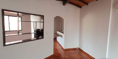 Casa segundo piso de techo, cerca a la avenida Guayabal, con buena iluminación y balcón. Tiene 3 alcobas, 4 closet y patio.