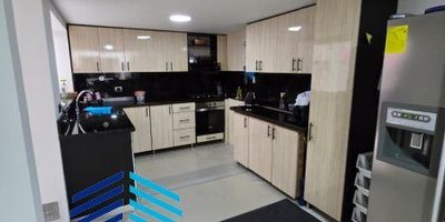 Vende amplia y hermosa casa, sector laureles , con 3 alcobas, 3 closets, alcoba de servicio, 2 salas, comedor independiente,cocina integral con red de gas, 3 patios , piso en porcelanato , zona de ropas, star, área 192 metros.