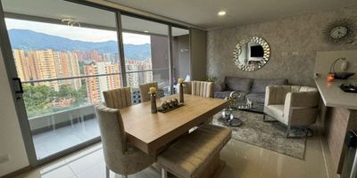 .

Este espectacular apartamento en Envigado, una de las zonas más prestigiosas de Antioquia, es ideal para aquellos que buscan la combinación perfecta entre comodidad y lujo. Con una área privada de 100 M2, este inmueble cuenta con 3 alcobas y 3 baños, ofreciendo amplios espacios ideales para la convivencia familiar.

Al entrar, te sorprenderá su agradable balcón que te permitirá disfrutar de una vista panorámica increíble de la ciudad. Además, cuenta con un baño auxiliar y un baño en la habitación principal, para mayor comodidad de sus habitantes. Su barra estilo americano y cocina integral equipada ofrecen un ambiente moderno y funcional, perfecto para preparar deliciosos platos para tus seres queridos.

Este apartamento también cuenta con características adicionales que lo hacen único, como un calentador, citófono/intercomunicador, clósets, gas domiciliario y zona de lavandería. Su amoblado de alta calidad y su chimenea le dan ese toque extra de confort y calidez a tu hogar. El piso de madera le da un toque elegante y natural a cada habitación, creando un ambiente acogedor y relajante.

Ubicado en una zona de fácil acceso pavimentado, este apartamento también ofrece una variedad de amenidades en sus alrededores, como centros comerciales, colegios/universidades, parques, canchas deportivas y más. Además, ofrece servicios exclusivos en su urbanización cerrada, como ascensor, gimnasio, parqueadero de visitantes, piscina, portería/recepción, salón comunal, vigilancia las 24 horas y zona infantil.

Para aquellos que disfrutan de la naturaleza y la tranquilidad, este apartamento también cuenta con una ubicación privilegiada cerca de un río/quebrada y rodeado de zonas verdes. Su club social, oficina de negocios y sala de internet lo hacen ideal para aquellos que trabajan desde casa o buscan un espacio para hacer negocios.

No pierdas la oportunidad de adquirir este inmueble en un entorno campestre y exclusivo en Envigado, ¡contáctanos y