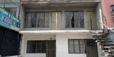 Aproveche esta gran oportunidad del inversión Se vende casa sobre vía principal avenida Simón Bolívar comercial ubicada en el barrio el diamante,  la propiedad se encuentra en un punto estratégico , al lado del D1, en frente de la estación variedad de negocios aledaños, con esta propiedad puede hacer de este el mejor provecho, actualmente la casa consta de 2 pisos independientes más la terraza, la casa es amplia y tiene cimientos para seguir construyendo, tiene 9 habitaciones más 2 habitaciones adicionales pequeñas Documentos al día lista para entrega