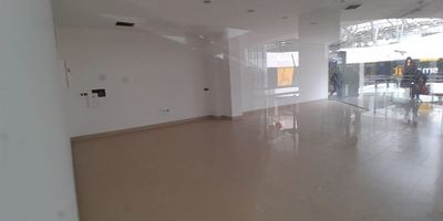 Espectacular local comercial de 58 m², con un amplio espacio abierto que se adapta a diferentes tipos de negocio. Cuenta con pisos en cerámica, punto de agua y moderna fachada en vidrio que garantiza gran visibilidad. Ubicado en un sector estratégico del centro comercial, cerca de Cine Colombia y la plazoleta de comidas, en una zona de alta afluencia de público y gran potencial comercial.