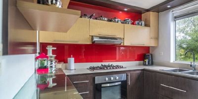 CÓDIGO 775727 CASA EN ARRIENDO SAN LUCAS MONTESORI. Bienvenidos a esta increíble casa en Envigado, donde el lujo y la comodidad se fusionan a la perfección. Con 4 amplias habitaciones mas habitación del servicio con baño,  5 baños elegantes, cada rincón de esta propiedad te invita a relajarte y disfrutar. Con 315 metros cuadrados para explorar, encontrarás espacios luminosos y acogedores ideales para crear momentos inolvidables en familia. Además, cuenta con 4 parqueaderos para tu conveniencia, portería 24/7, piscina y juegos infantiles. ¿Listo para vivir una experiencia única en este hogar de ensueño? ¡Ven a descubrirlo! ¡Contáctenos hoy para programar una visita y descubra su próximo hogar! Para descubrir más acerca de las increíbles propiedades que ofrecemos, te invitamos a visitar nuestra página web: https://www.rentamospropiedadraiz.com/