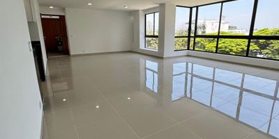 ¡vendo hermoso apartamento remodelado completamente consta de 3 habitaciones, 4 baños y 137 metros cuadrados, este lugar es perfecto para ti y tu familia. Además, cuenta con 2 parqueaderos para tu comodidad. ¡No dejes pasar esta oportunidad única! Contáctame ahora para más información. 

Datos de contacto: 
Adriana Abadia 
Número 3045470958