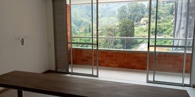 Apartamento en venta en unidad cerrada cerca a universidades, con acceso desde via principal pero esta ubicado en una calle muy tranquila, de poco fujo vehicular y transito de solo residentes. Piso en porcelanato, sala comedor, estar de tv, 2 alcobas con baño en la principal, cocina integral abierta tipo americano, balcon y parqueadero independiente cubierto . Unidad con piscina, gym, salon social, sauna, turco, parque infantil, placa polideportiva, zonas verdes, vigilancia 24 horas, citofonia y circuito cerrado de tv. Inmuebles sujetos a verificación de disponibilidad.
