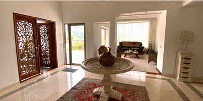 Lujosa casa, ubicada en exclusivo conjunto cerrado a las afueras de la ciudad.

Al ingresar encuentra hermoso hall de entrada con techo abovedado y conectado al área de cocina, el comedor, la sala, salida a la terraza, gimnasio, e ingreso al área familiar; hall de alcobas con vitral en el techo que conecta con 3 alcobas, cada una con vestier y baño y a la alcoba principal qque tiene puerta ventana con salida al jardín, baño y vestire y una oficina. El gimnasio tiene jacuzzi, la cocina es integral, amplia zona de ropas, despensa, 2 tanques de reserva de agua, cuarto y baño de servicio, garaje para 4 vehículos, 2 bodegas, baño garaje con montacarga que lleva directo a la cocina ideal para mercado, remesa, maletas 
